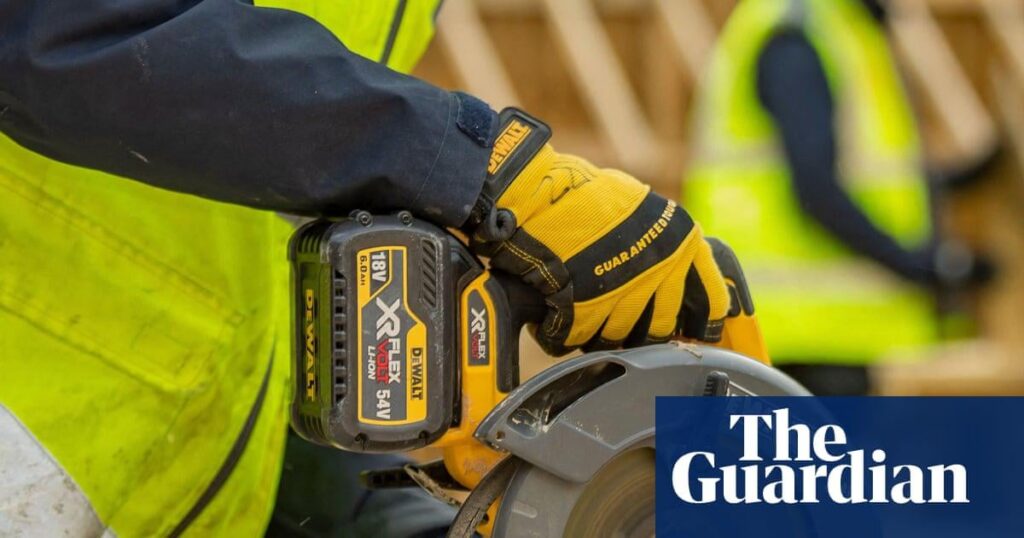 英国の雇用低迷の矢面に立つのは若者、シンクタンクが警告