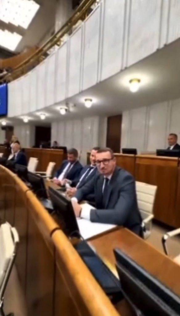 議会のサーカス: 悪党の党としてのHLASとオジャノ議員の小競り合い 😳🤯
