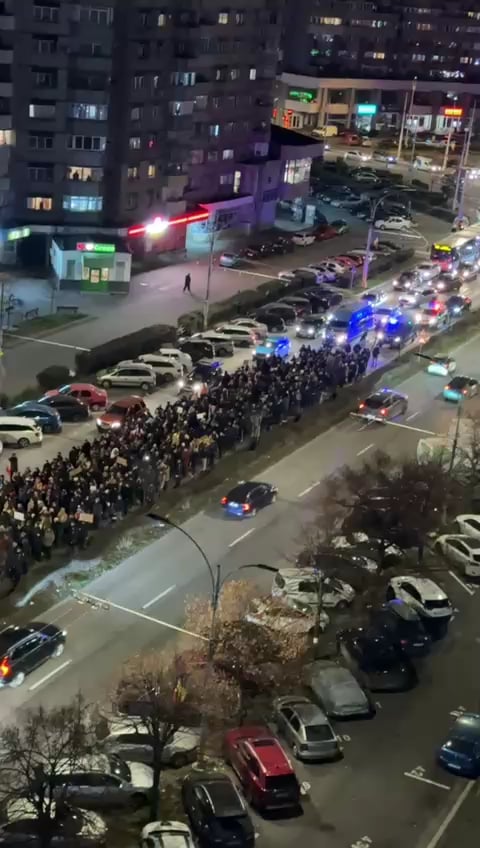 クルージュ・ナポカのデモ参加者の数は2,000人を超え、参加者らは「誤り、正義が見つからない」「PNLとPSD、同じ混乱」「正義を打ち負かせ」「汚職は信頼を破壊する」「すべては正義のために」「リア・サボネアを辞任せよ」などのメッセージが書かれたプラカードを掲げた。