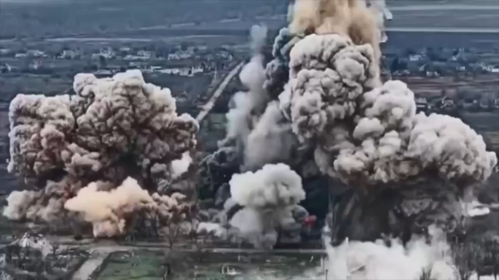 ドニプロペトロウシク州ノヴォピホロドネでロシア兵士が占拠していた建物の大規模爆発。