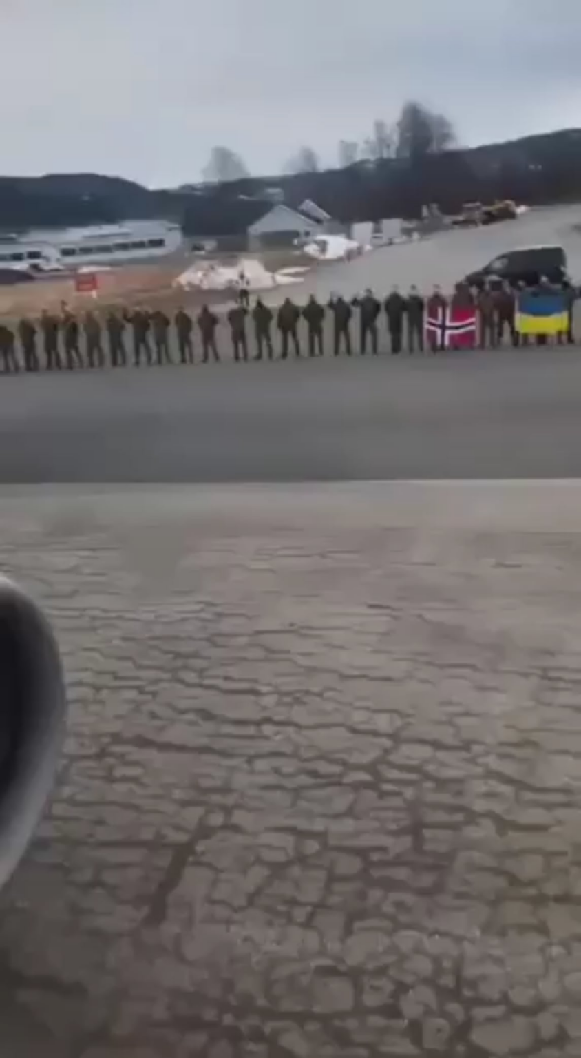 間もなく出陣するウクライナ兵を見送るノルウェー人の教官たち。