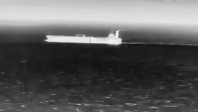 ウクライナ治安当局は初めて、地中海の中立海域でロシアの影の艦隊に所属するタンカーを攻撃した。