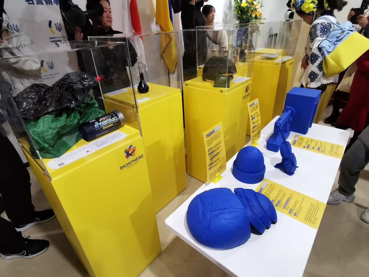 神戸学院大で展示が始まったウクライナパビリオンの品々＝18日午後、神戸市