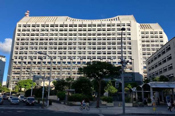 沖縄県職員に冬のボーナス　平均77万円　デニー知事は243万円