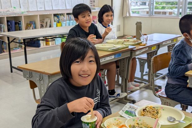 北海道からプレゼント　多良間小中にアイスクリーム