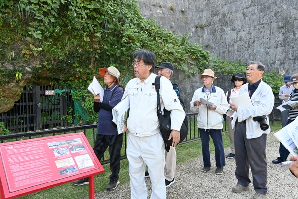 32軍壕が伝える沖縄戦　首里城周辺の戦跡たどるフィールドワーク、県主催