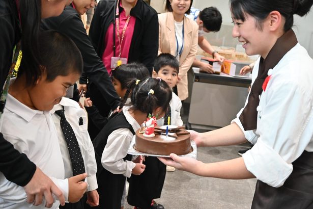 愛情たっぷりクリスマスケーキ　沖縄県洋菓子協会、障がい児施設へ贈呈