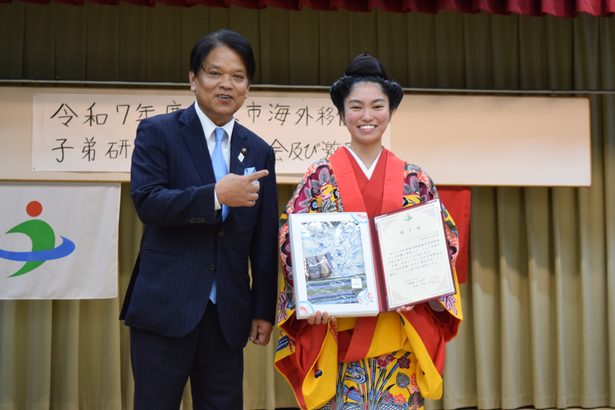 タイラさん、沖縄に「誇り」　ペルー出身県系４世、研修報告　うるま