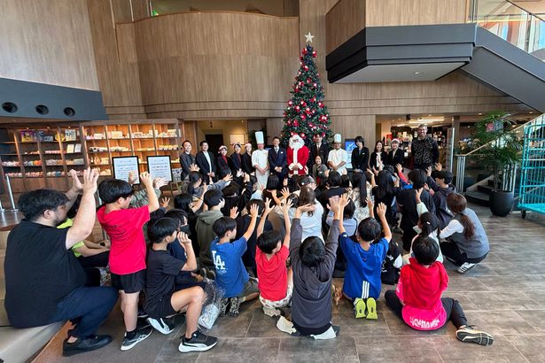 クリスマス交流　児童ら笑顔　美さと児童園とグランメール　沖縄市