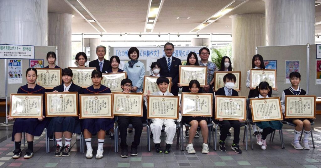沖縄県知事賞　作文は榮門さん、ポスターは山下さん　障がい者週間