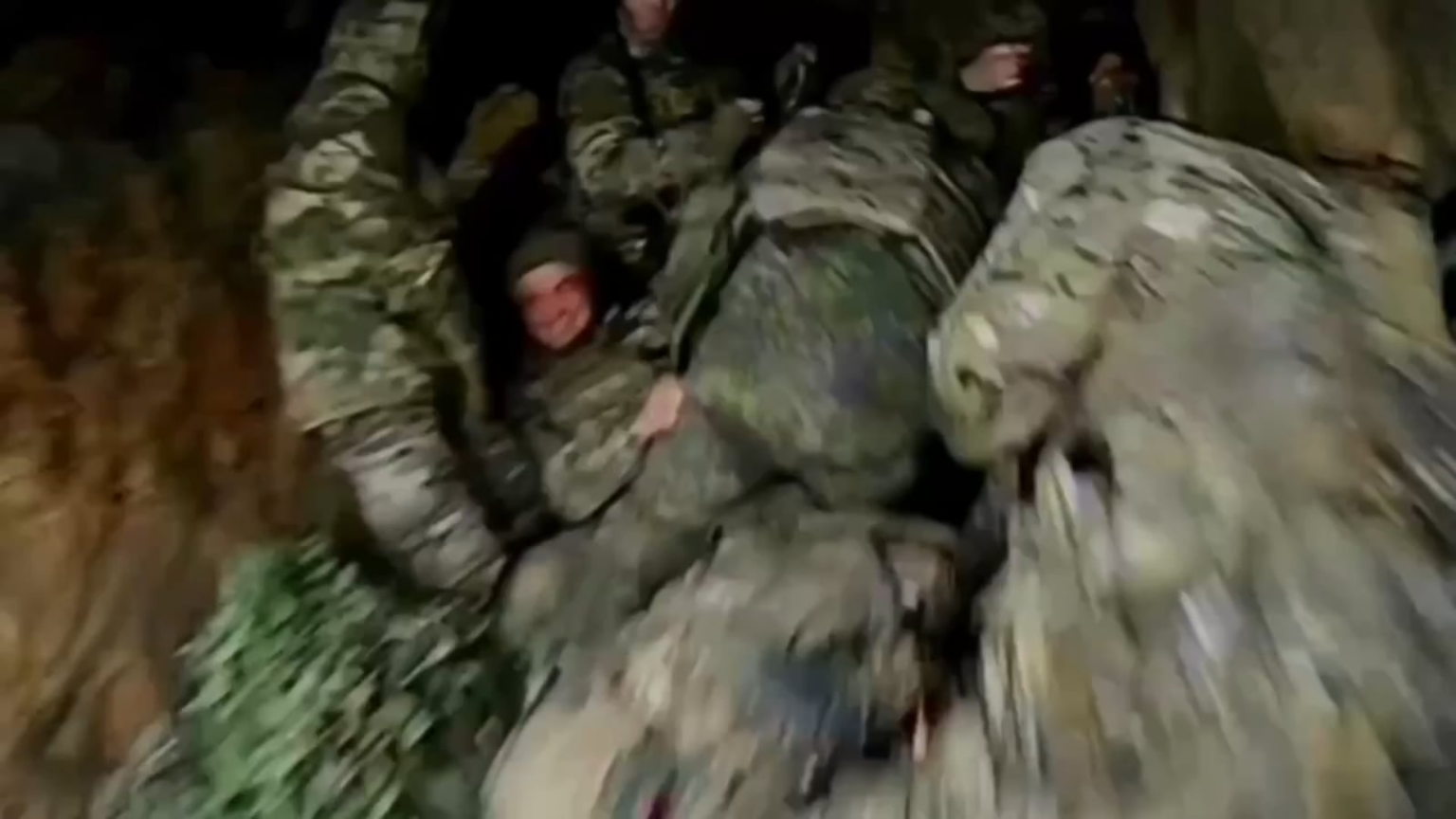 ポクロフスク近郊の掩蔽壕に隠れていたロシア兵士のグループが、第414UAS旅団マジャールズ・バーズが操縦するウクライナのFPV攻撃無人機に驚く。 2025 年 12 月 26 日公開
