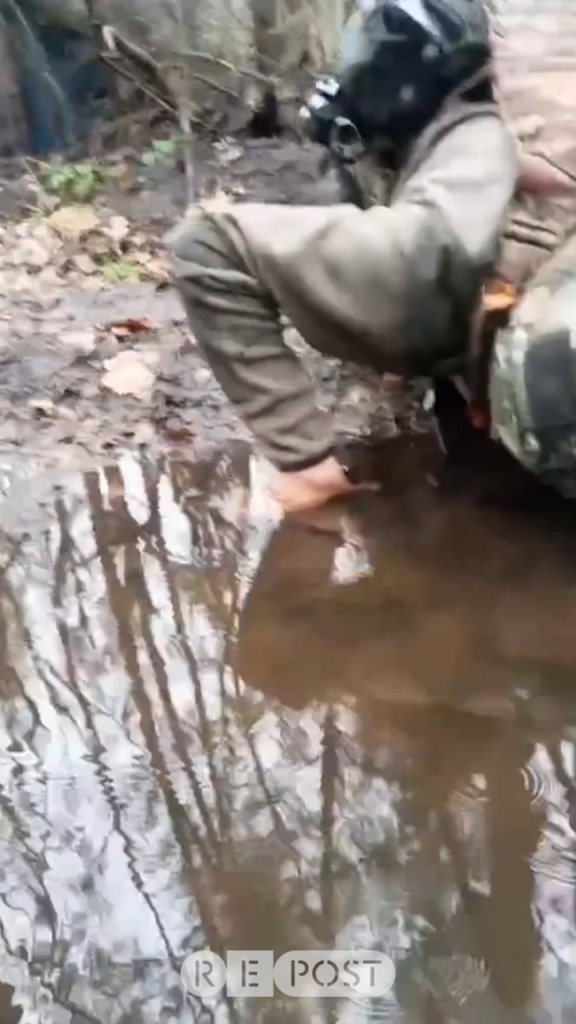 ロシア軍が水たまりから水を飲む