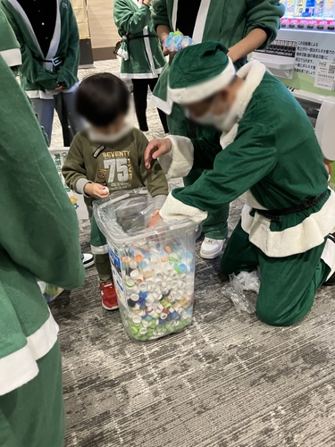 医誠会国際総合病院3F 緑の募金箱ラッピング自動販売機前にて