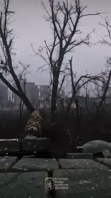 映像には、ドネツク州チャシフ・ヤルの激戦地にある高層ビルを攻撃する第24機械化旅団のウクライナ戦車兵の姿が映っている。また、戦車がロシアの FPV クワッド攻撃を受けながらも基地に帰還できる様子も示されています。