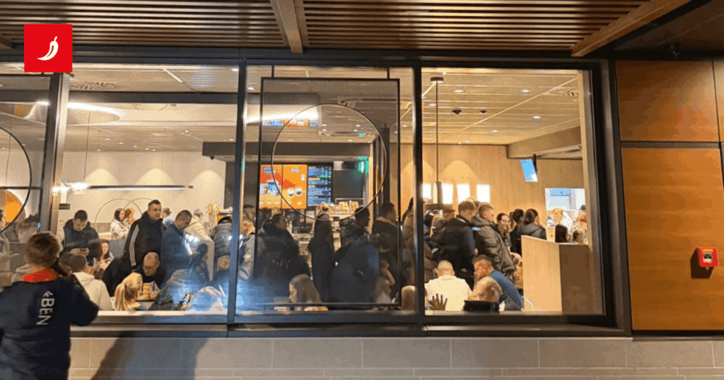 PHOTO ザボクにマクドナルドがオープン、混雑は異常