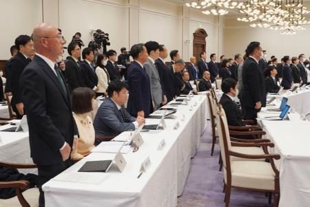 　知事給与減額条例改正案について、継続審議を決めた兵庫県議会＝１２日午前