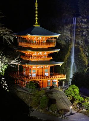 闇に浮かぶ朱色の三重塔　和歌山・那智の滝試験点灯