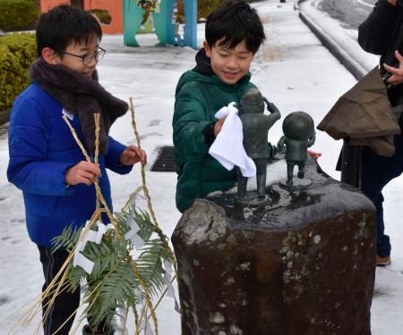 妖怪たちも迎春準備、鳥取 水木ロードの像にしめ飾り