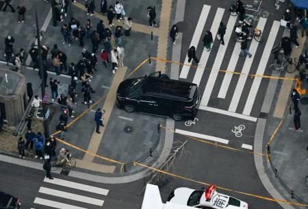 大阪・御堂筋で事故３人軽傷　歩道にワゴン車乗り上げ女児搬送