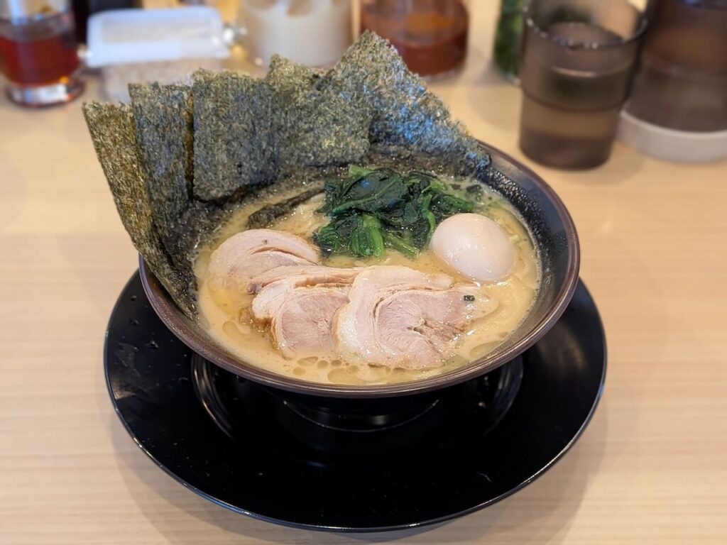 12月28日ついに”家系”が今治へ！横浜家系ラーメン「一門家」が初上陸！ライスと一緒に召し上がれ！ – みとん今治