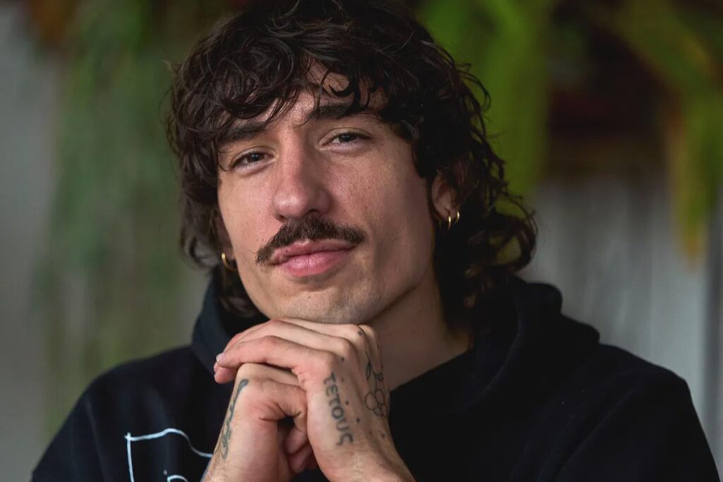 エクトル・ベジェリン：「LGTBQグループは、男子サッカースタジアムに代表されていると感じていないし、快適でもないと思う。私には試合に招待した友人がたくさんいるが、彼らは恐怖から来たくなかった」