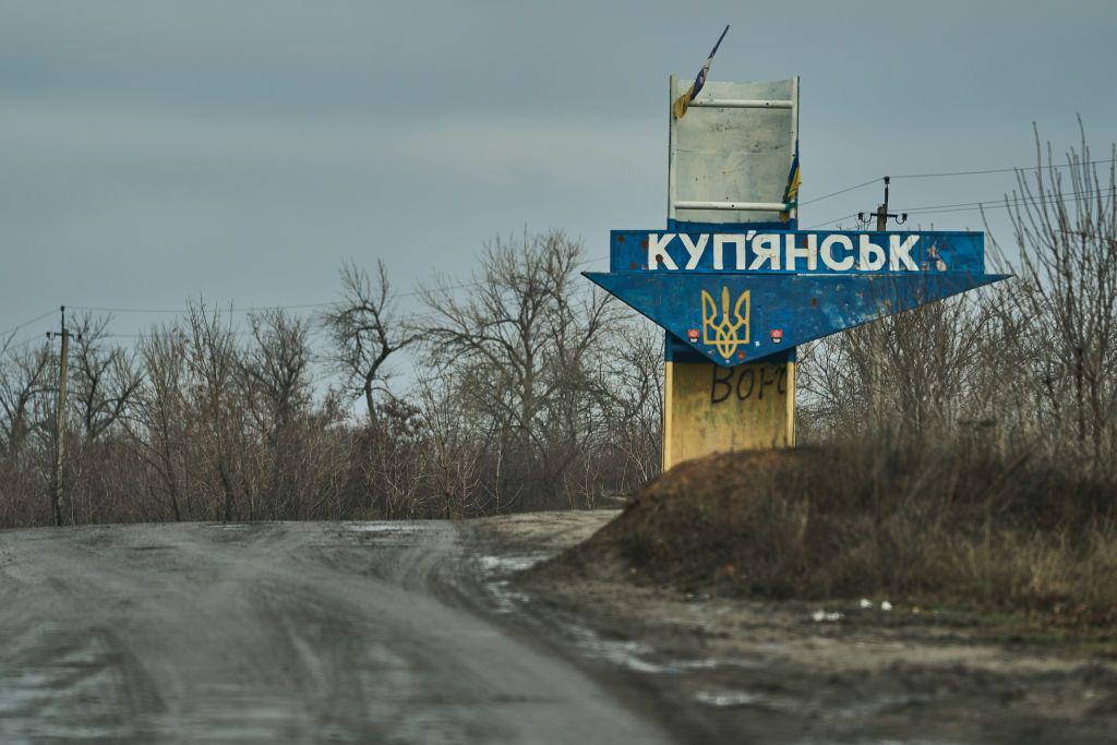 クピアンスクで包囲されたロシア軍が補給したのは食料ではなく旗だった