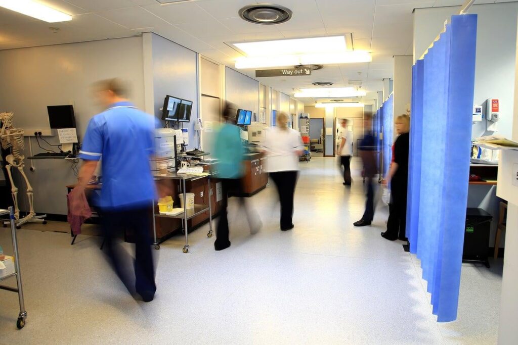 英国は海外のNHS医療従事者を「歓迎されず」「人種差別的」だとトップ医師が警告