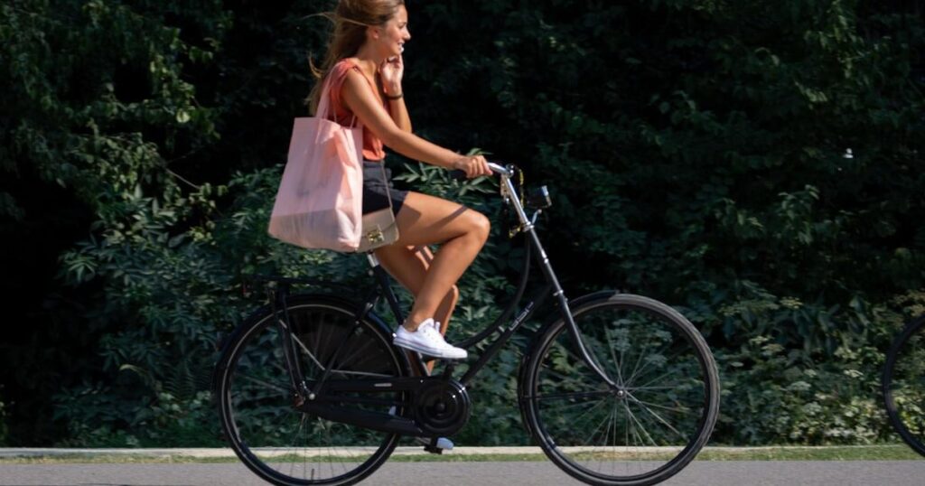 自転車走行中の携帯電話使用に対する罰金は2倍となり、1日平均8回となった