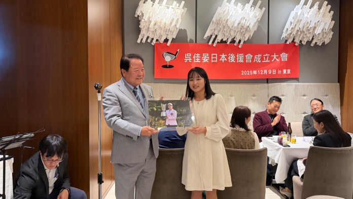 佳晏さん（右）が詹会長（左）に優勝時の写真を贈呈