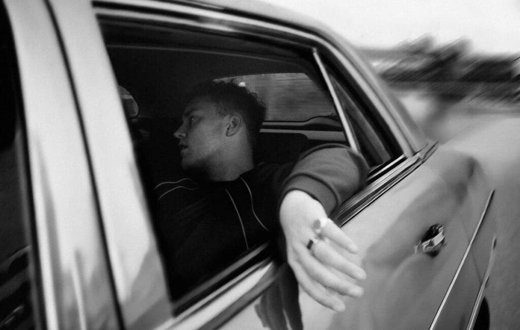 サム・フェンダー、オーストラリア・ツアーを振り返った“I’m Always On Stage”の映像が公開 | NME Japan