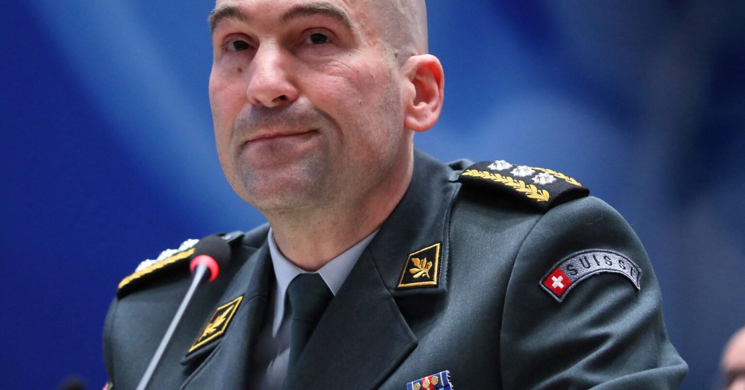 陸軍長官、スイスは全面攻撃から身を守ることはできないと発言