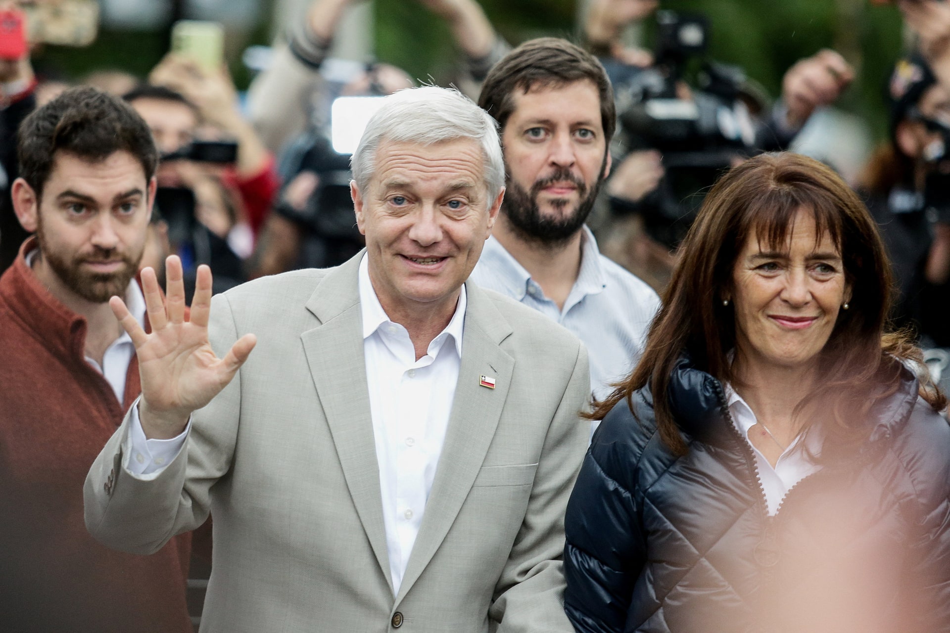 チリ大統領選で右派カスト氏勝利、不法移民追放など掲げ　決選投票