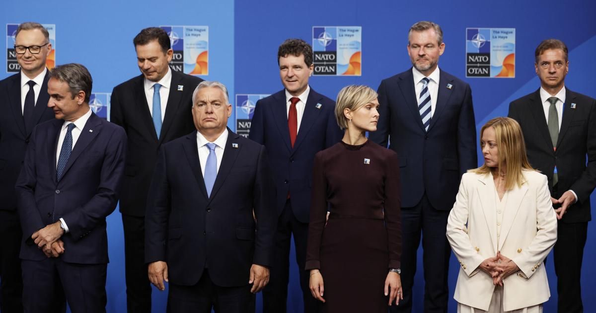 2025年6月25日。オランダ・デン・ハーグで開かれたNATOサミットで、各国首相との記念撮影。（AP）