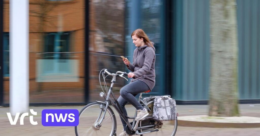 自転車組合、自転車での携帯電話使用の罰金を車よりも下げるよう求める：「他の道路利用者への影響が少ない」 | VRT NWS: ニュース