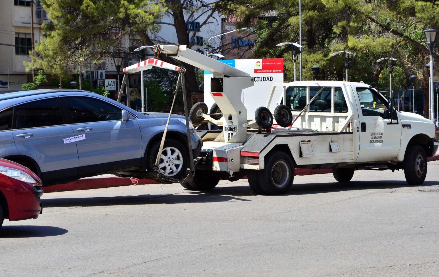 彼らは盗んだ場所から逃走するが、レッカー車に車を奪われて捕まってしまう。