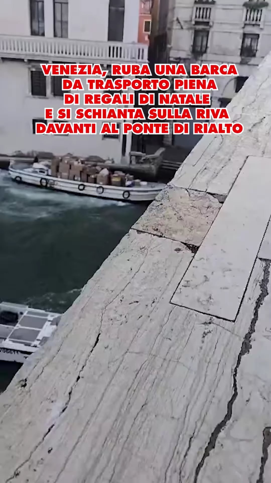 彼はヴェネツィアでボートを盗もうとしたが、リアルトの海岸を破壊した