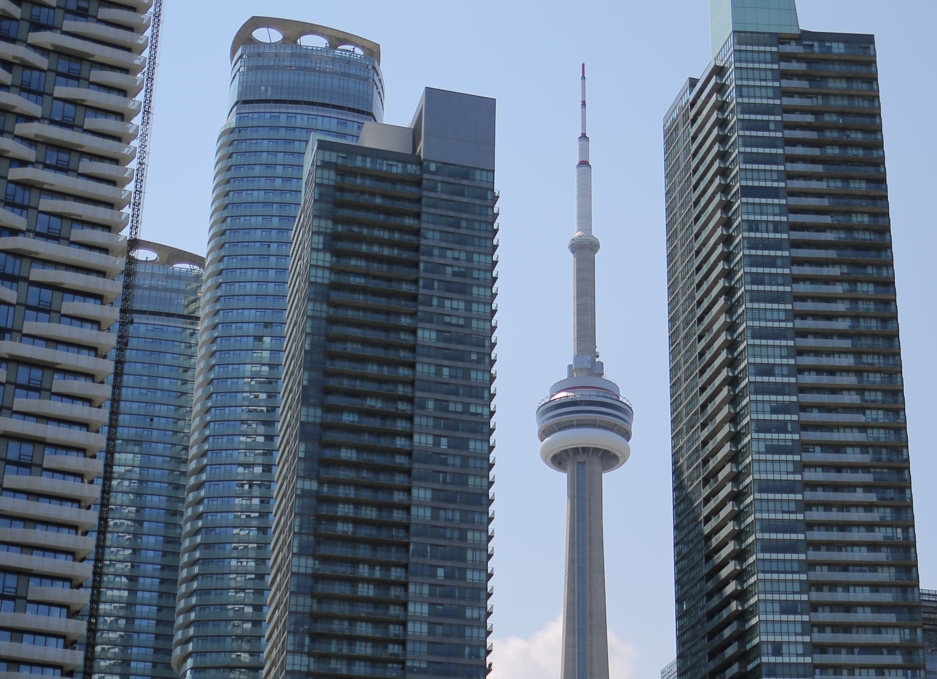 トロントのランドマーク、CNタワーを囲むコンドミニアム
