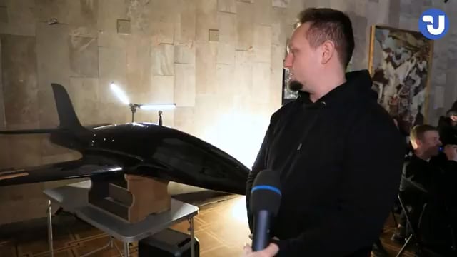 ウクライナの開発者は、シャヘド、ヘリコプター、その他の低速航空の脅威を撃破するために設計されたジェット駆動の迎撃ドローン、バレットを発表した。最高時速 450 km の速度に達することができ、シャヘドのドローンを追い越すのに十分な速さです。