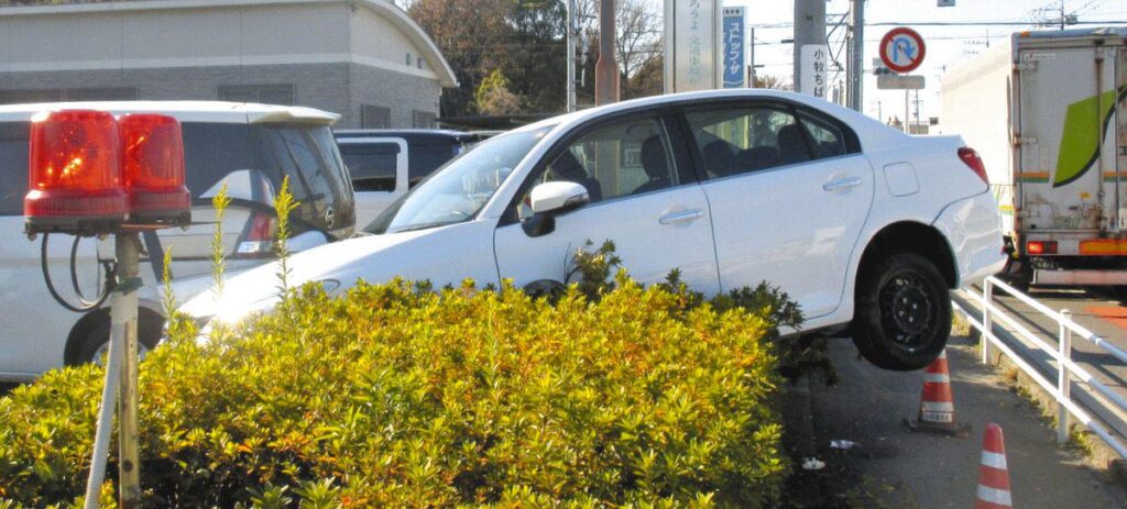 警察署に免許更新に来た高齢ドライバーの車が植木に突っ込む→署員の説得で自主返納 愛知・小牧署 ― けが人はいない