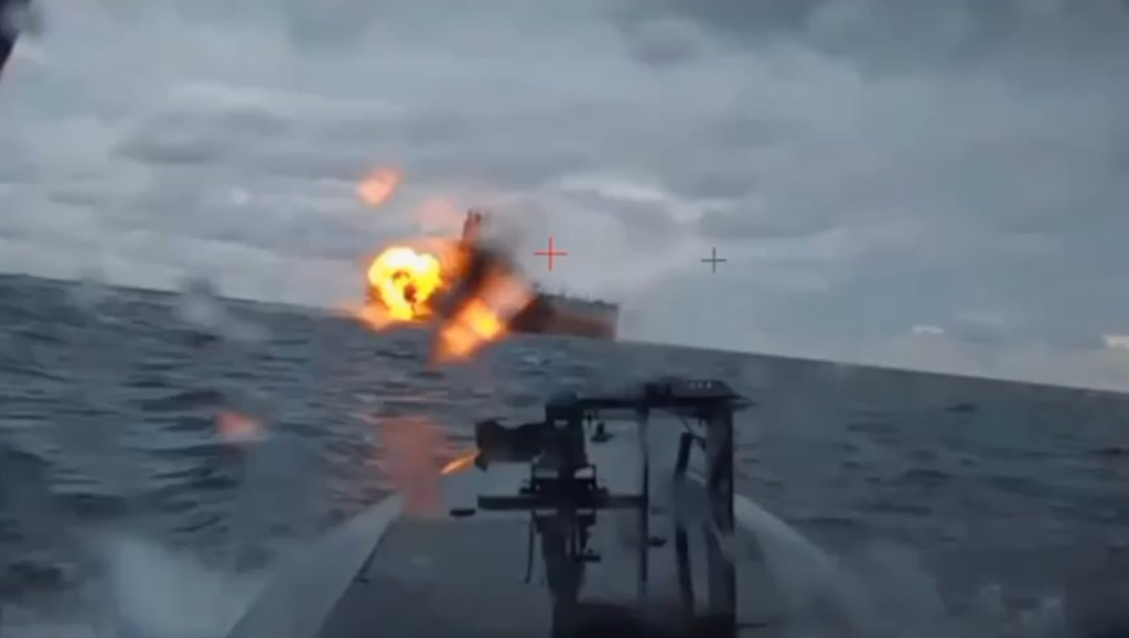 ウクライナ治安局と海軍が海軍無人機「シーベイビー」を使用してロシアの影の艦隊タンカー「ダシャン」を攻撃
