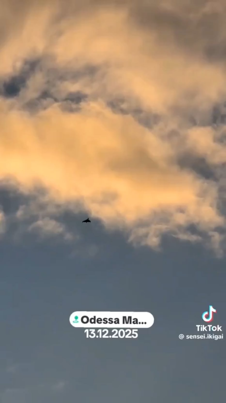 オデッサの市民らロシアのシャヒド無人機撃墜を祝う
