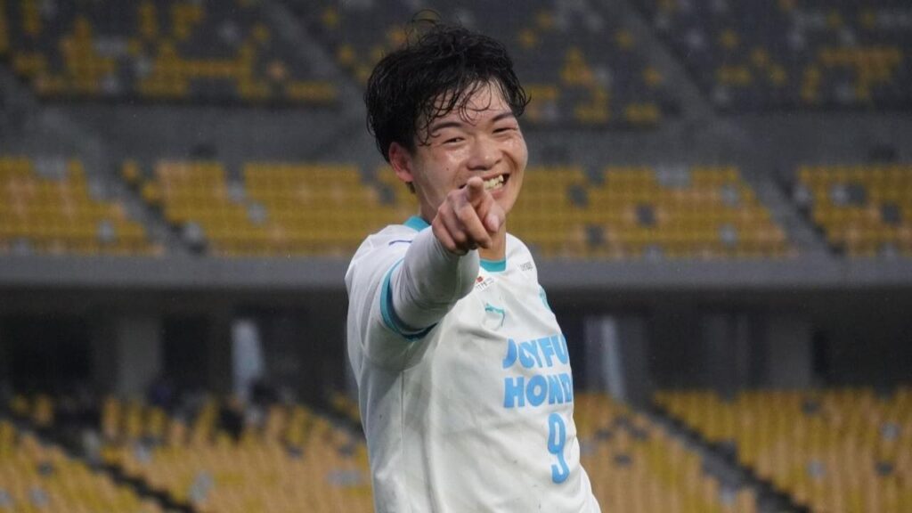 画像: 目標とするヴォルテマーデのセレブレーションを披露した小林（写真　縄手猟）