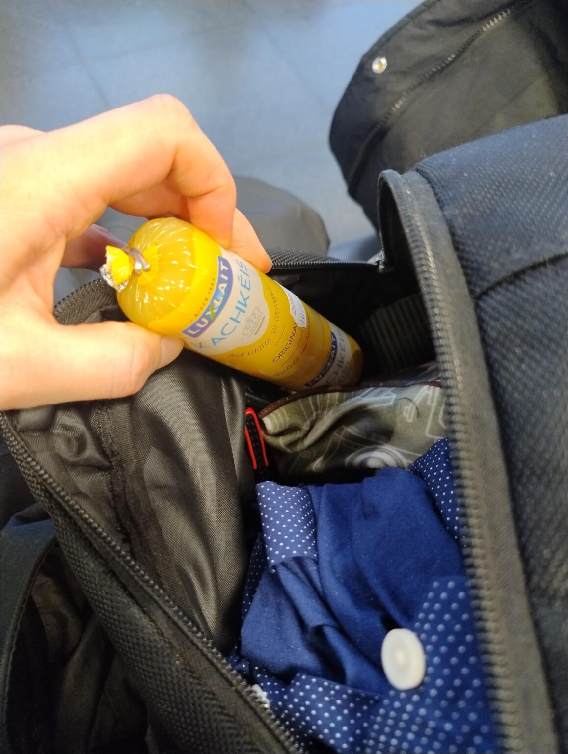 歩き回っていた場合に備えて、はい、カシュケイは空港のセキュリティを通過します。