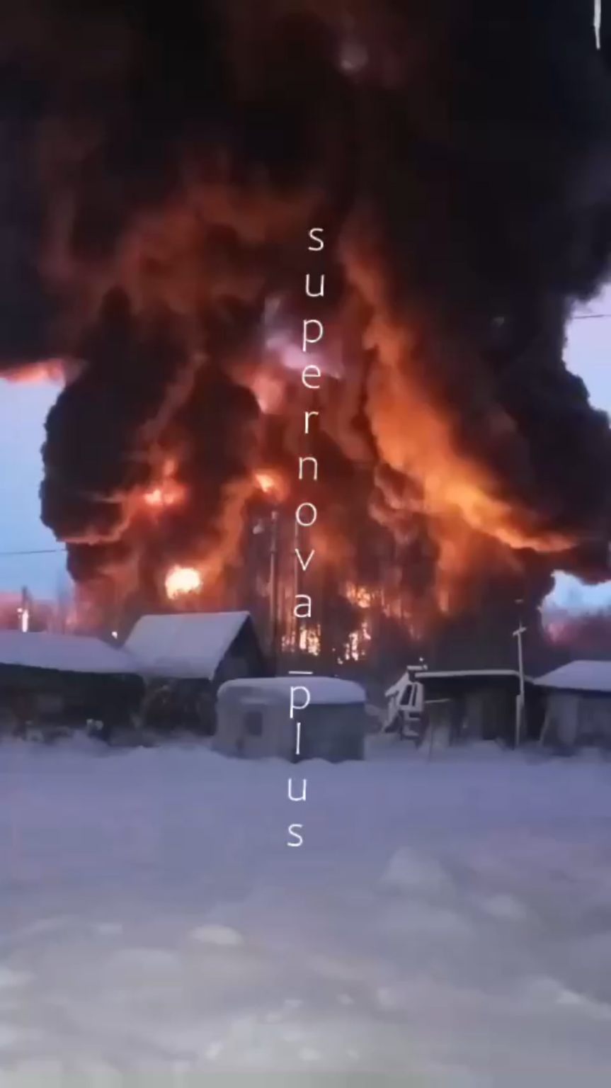 ヤロスラヴリ州コパエボにあるロシアの大規模な石油貯蔵所、連邦準備機関のテンプ工場が、ドローン攻撃の疑いを受けて活発に火災を起こしている。 2025.12.31