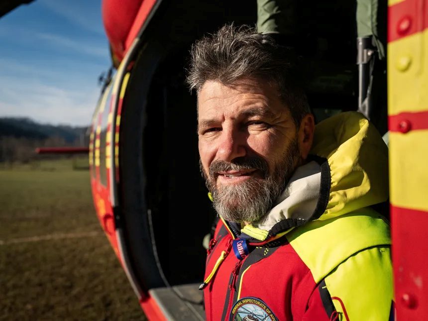 ルーマニアへの越境を試みるウクライナ人男性の救助に従事するダン・ベンガ氏/Alex Platt/CNN