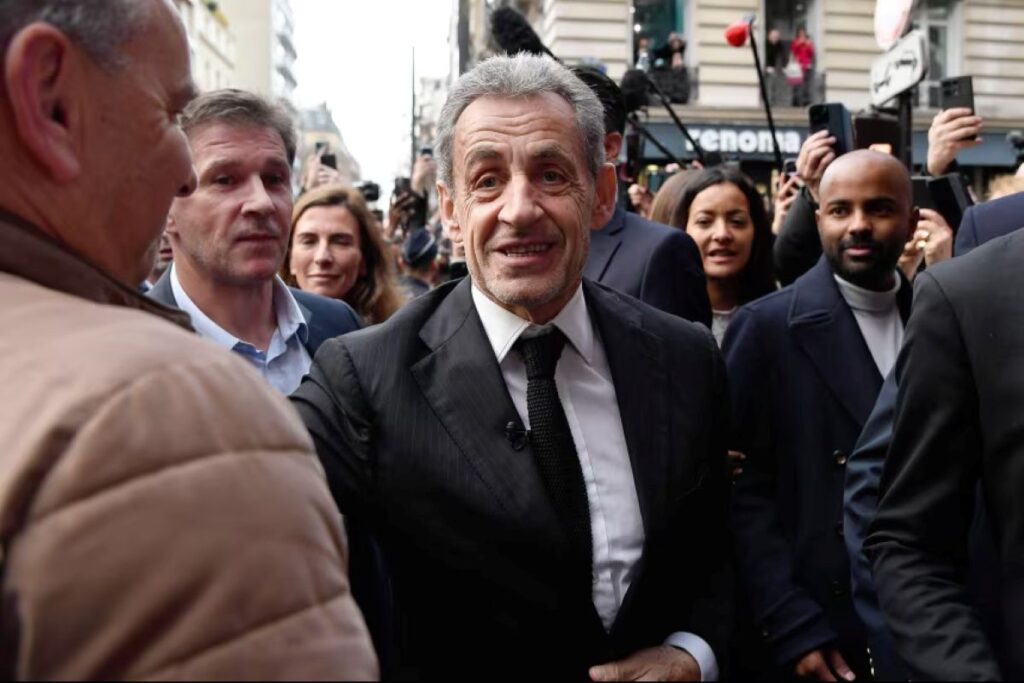 人生で最も硬いベッド、元フランス大統領が著書で振り返る獄中の20日間 - CNN.co.jp