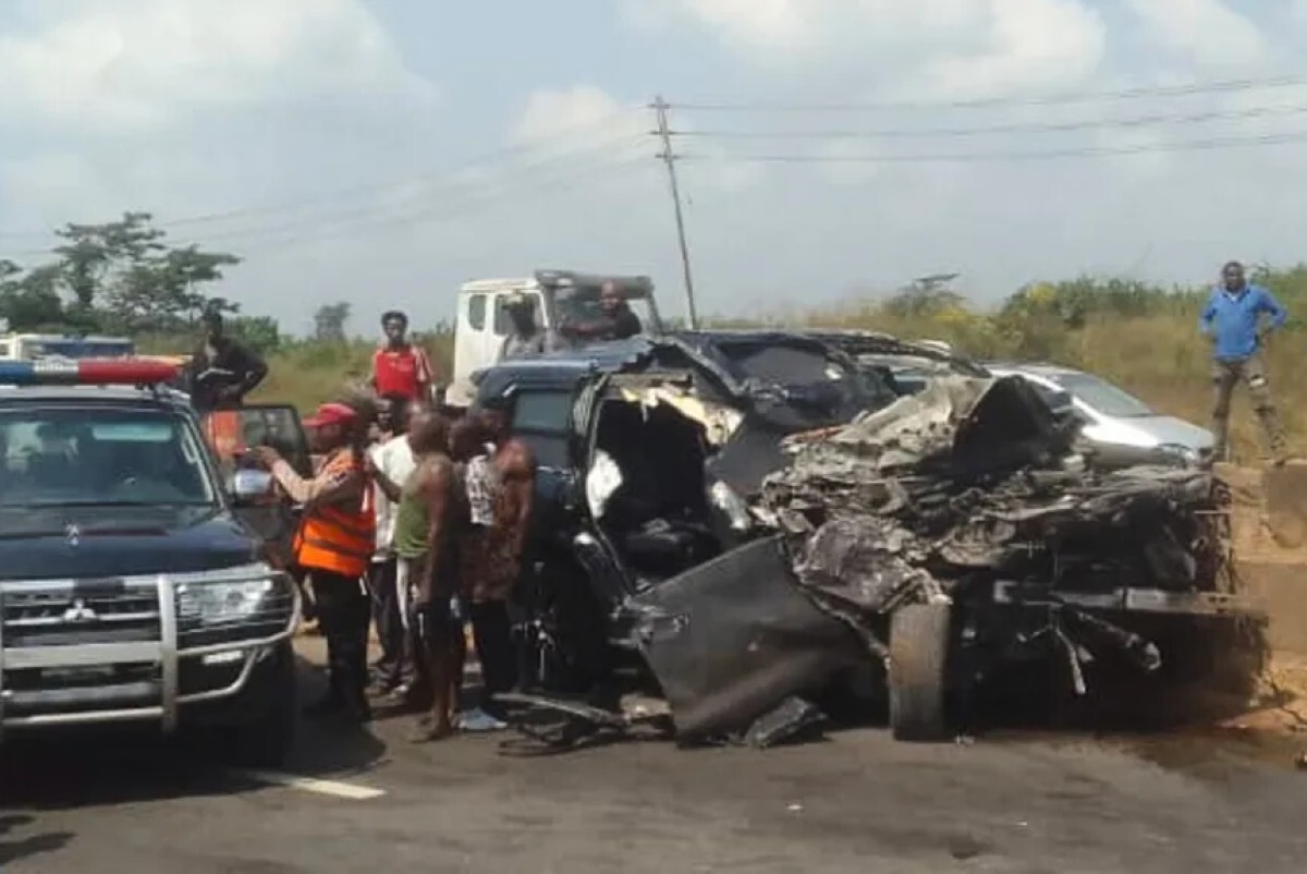 事故現場に集まった人々＝29日/Federal Road Safety Corps/AP