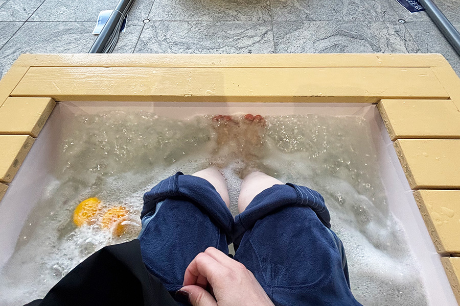 健康増進施設「うめきた温泉 蓮 Wellbeing Park」による足湯、ジェットバスが気持ちいい