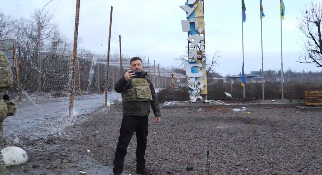 ロシア人は約１週間前、クピャンスクを制圧したと主張したが、ゼレンスキー大統領が今日どのようにしてそこで写真を撮ることができたのか説明しなかった。