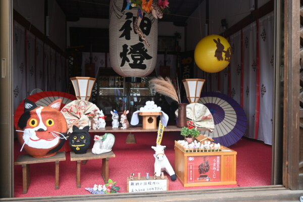 お月見仕様の玉田神社拝殿　2024年9月15日　撮影：MKタクシー